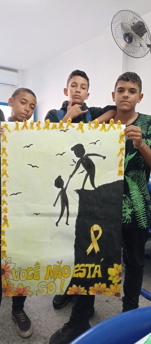 Alunos com cartaz do Setembro Amarelo Você Não Está Só